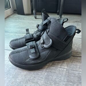 Nike - LeBron soldier 13
